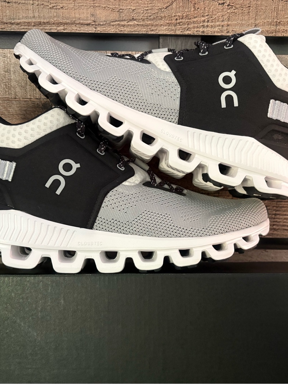 edge Glacier | Black Box with Gray Swatch